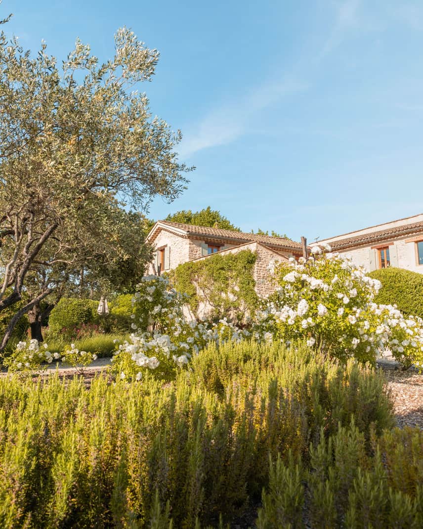 Un mas provençal en pierre entouré de son jardin