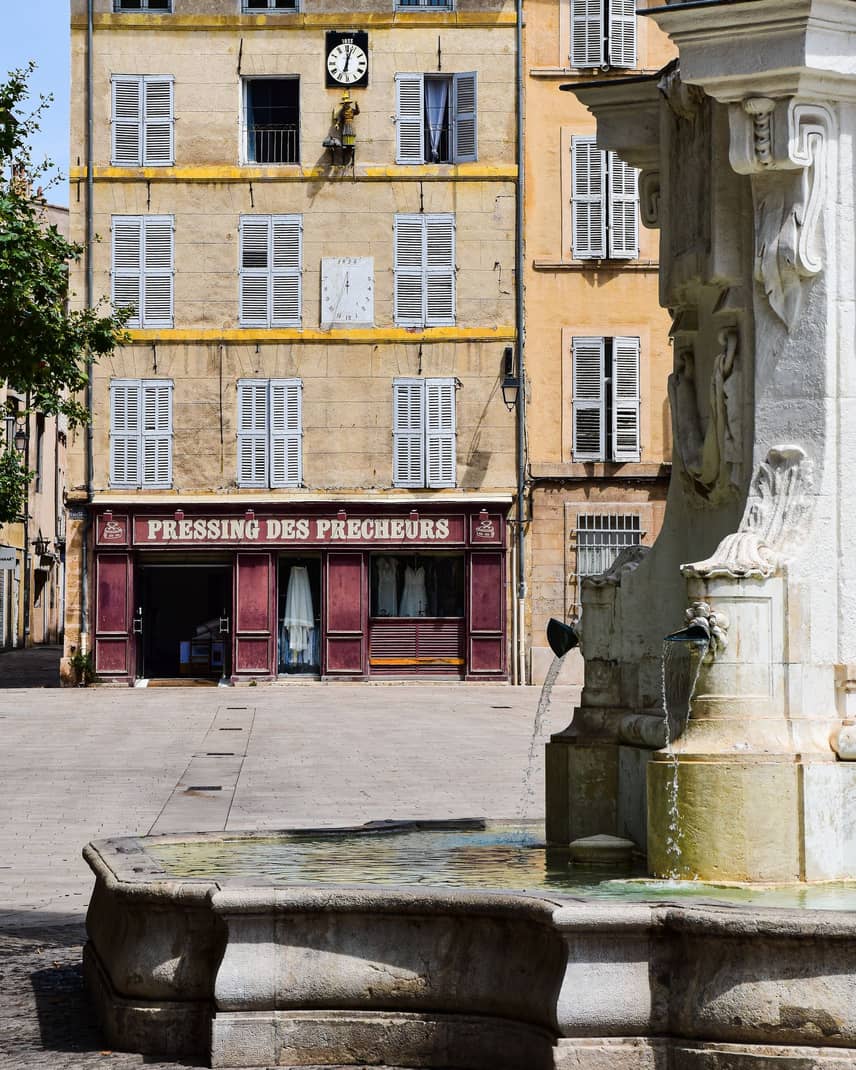 Place historique et fontaine à Aix-en-Provence